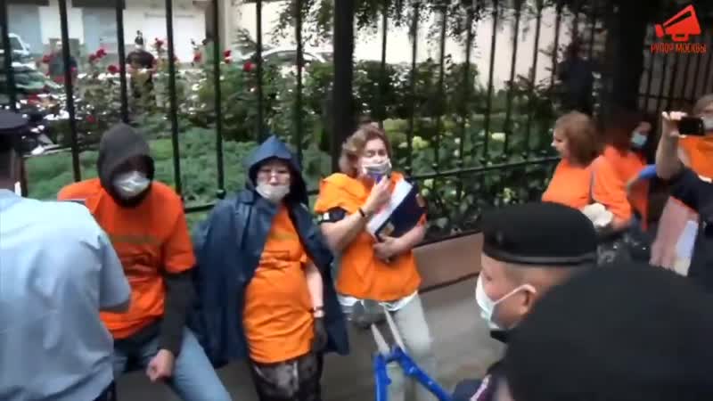 Дольщики приковали себя наручниками в центре москвы задержания полицией {26 06 2020}