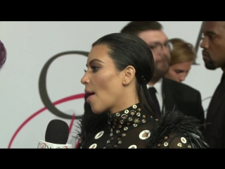 2015 cfda fashion awards kelly osbourne talks with kim kardashian west