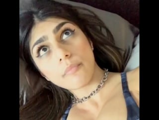 Mia khalifa кушает чипсы, звезда порно модель