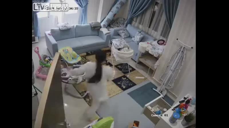 Филиппинская горничная спасает младенца от падающего потолка