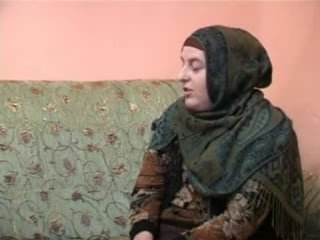 Покорная богу (dagestan) женщина на работе и дома