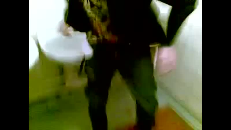 Пацанчик срет жидким дерьмецом в раковину (240p) mp4