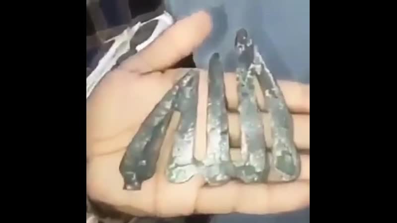 Я в шоке! враги ислама рабы сатаны безбожники имя всевышнего ставят на подошву