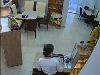 Женщина в шаурмечной навела суету