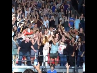 Florence in the crowd (viejas arena, san diego, usa | )