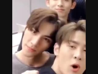 Xiaojun leaned his head a little on kun