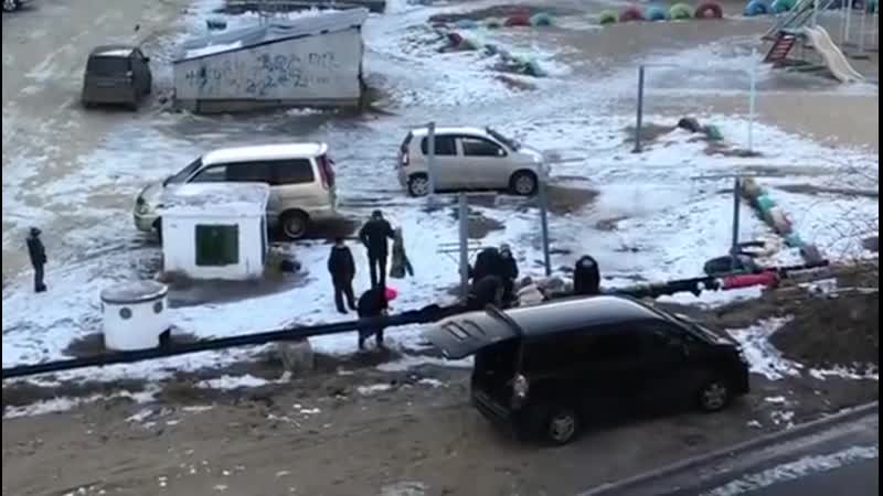 В приамурском люди, устав ждать коммунальщиков, утеплили теплотрассу своей одеждой