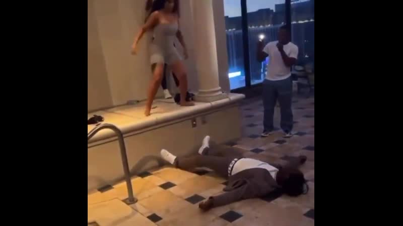 Cardi b танцует на offset