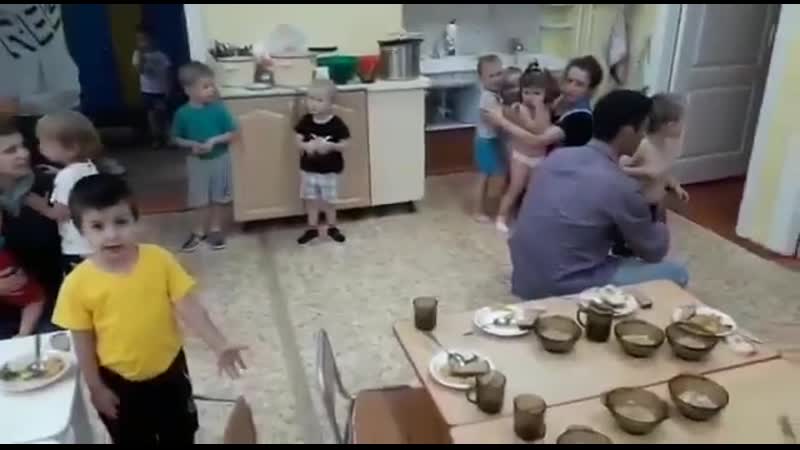 В благовещенске в молодые саду обвалилась штукатурка mp4