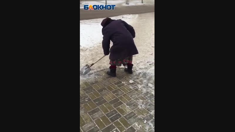 Бабушка заменила бездействующих коммунальщиков