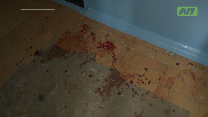 Спящему мужчине порезали горло