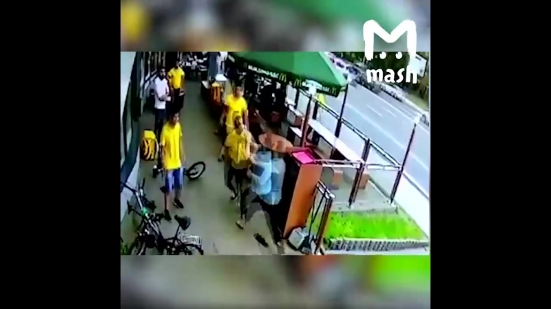 Курьеры подрались с посетителями кафе во время ожидания