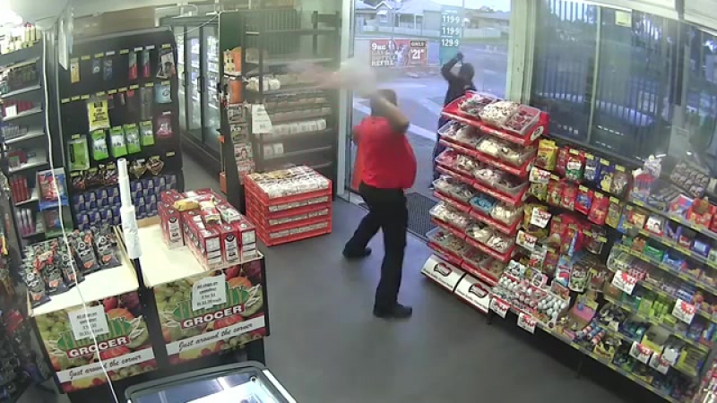 Находчивый продавец прогнал грабителей необычным способом