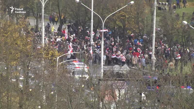 Момант, як людзі пачалі разьбягацца ў бакі, калі да іх пад’ехалі сілавікі