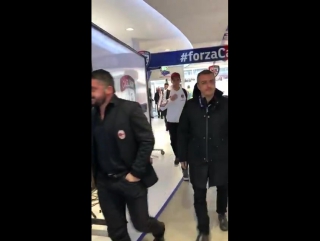 Ac milan here come the redampblacks! 👋🏻 i rossoneri sono arrivati allo stadio! 🏟️ cagliarimilan