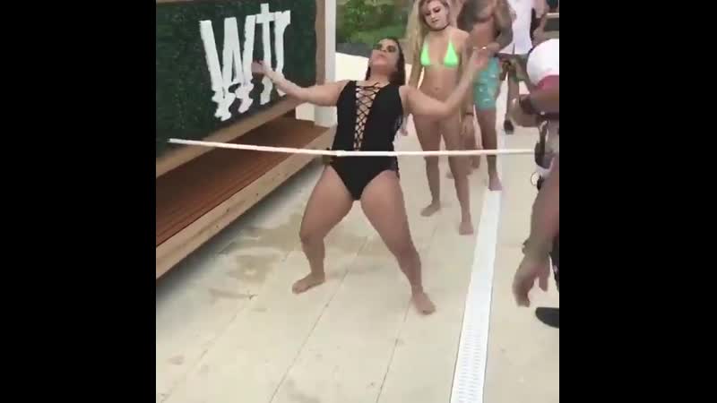 У девчушки лопнул купальник