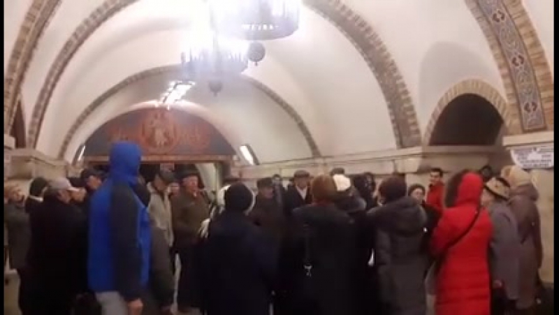 На станції метро "золоті ворота" заспівали народні пісні