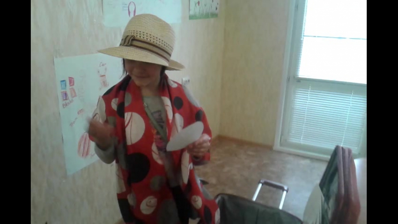 Лиза проходит таможенный контроль в международномаэропорту