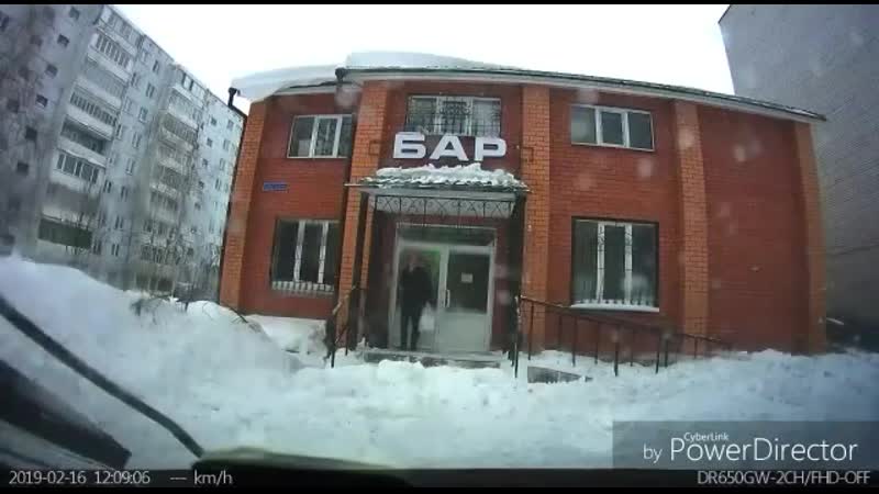 В татарском зеленодольске мужчина вышел из бара покурить на улицу и угодил под сход снега с кровли