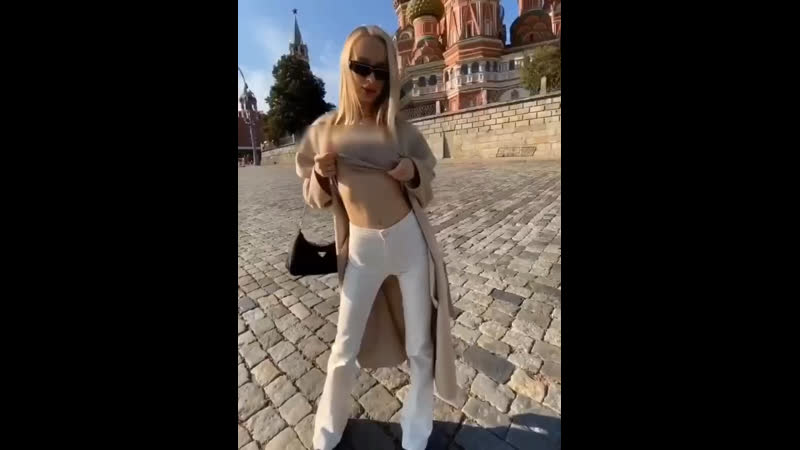 Инстаграмщица оголила грудь на фоне храма василия блаженного в москве