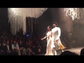 Катрина и адитья на подиуме таруна тахилиани
