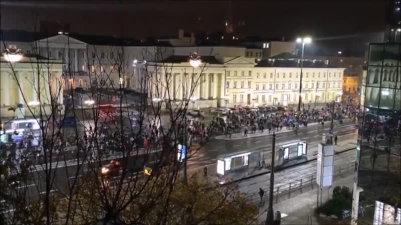 По всей польше продолжаются массовые протесты против запрета на аборты