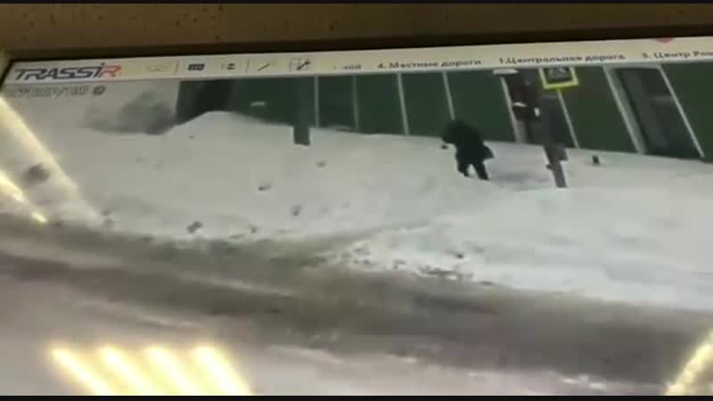 В поселке рощино под питером на пешехода с крыши сошла целая лавина засыпало с головой! женщина выжила, но чудом