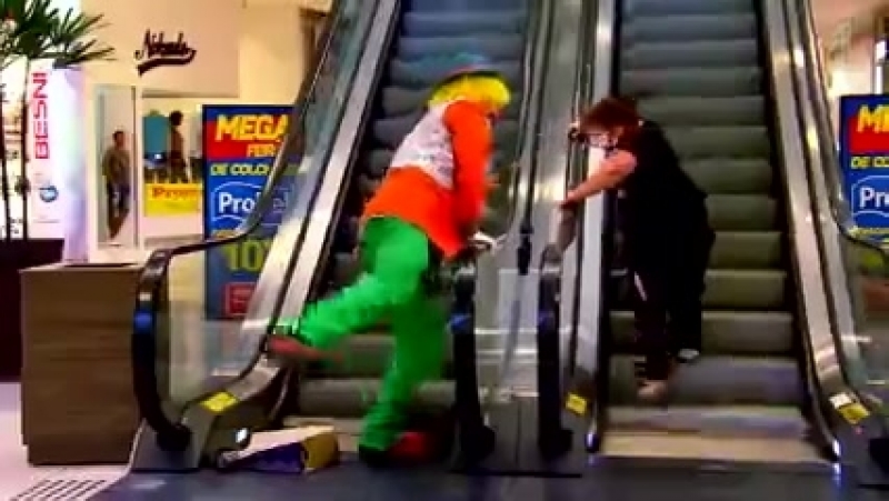 Клоун ебанул тортом в харю жирухе