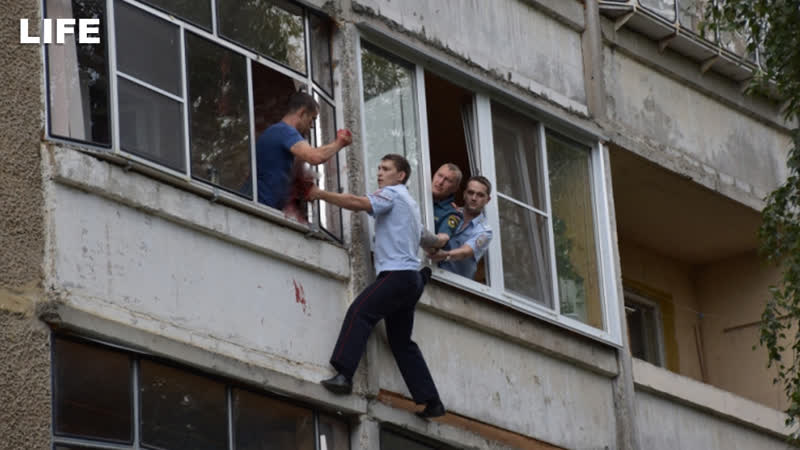 Видео 18+ пьяный папаша пытался выкинуть малыша из окна