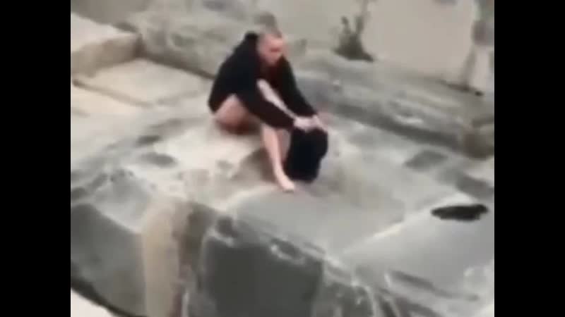 В новороссийске молодая пара осквернила мемориал «малая земля»