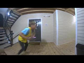 Woman steals kitten from doorstep