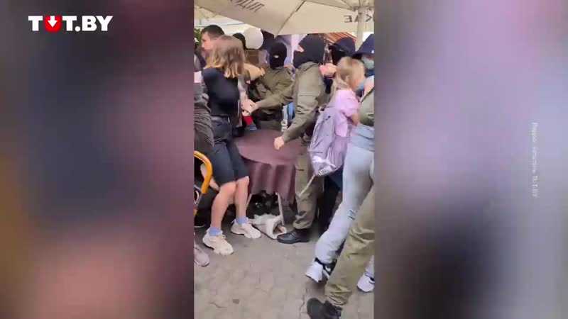 В минске на акции солидарности задержали 15 человек, вышедших поддержать задержанных в холле университета студентов