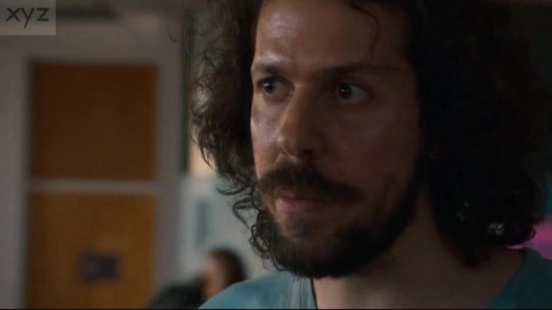 Ο άλεξ μαλάοσ γυμνόσ στη σειρά του hbo "the leftovers"