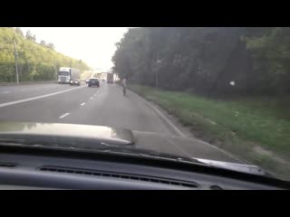 Катаются на велосипеде