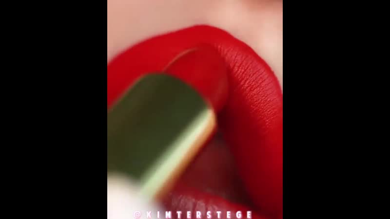 Очень красная помада)))