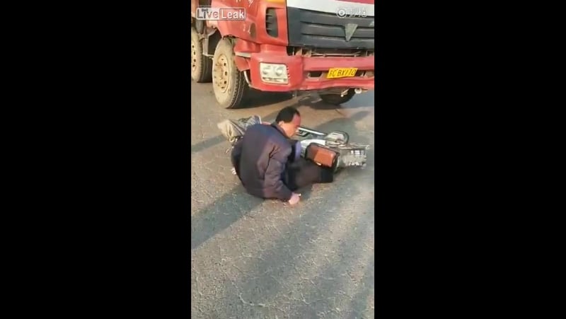 Жулик на дырчике долбится башкой о грузовик