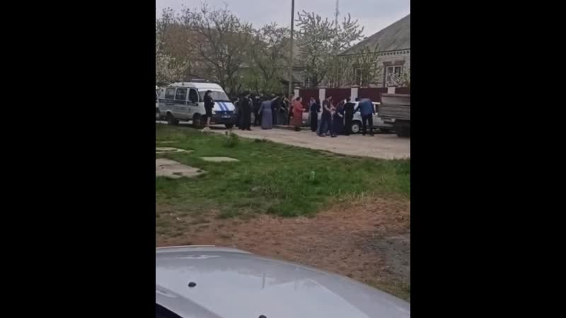 В изобильном дом сбежавшей невесты закидали камнями рассерженные родственники жениха