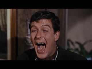 Смешно смеется и недовольная девушка