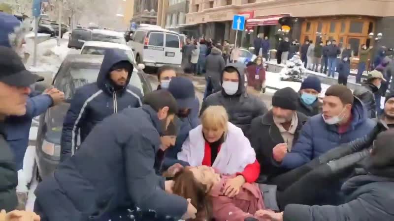 Армянка porn video – Молодая армянка потеряла сознание в дае во время протестов против никола пашиняна 24 декабря 2020