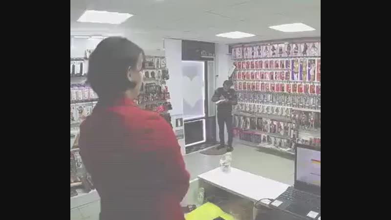 В москве парень долго собирался с силами, чтобы ограбить секс шоп, но продавщица оказалась жёстким доминантом