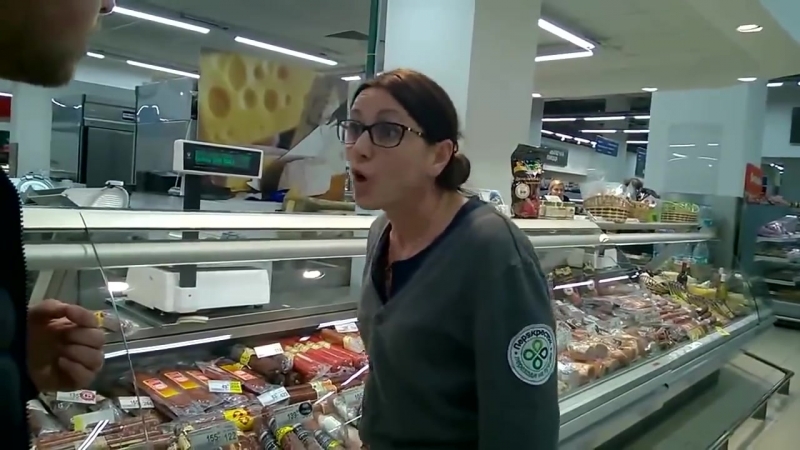 Продавщица дефает просрочку