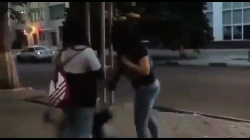 Девушка боксёр вырубает наглухо мужика в уличной драке