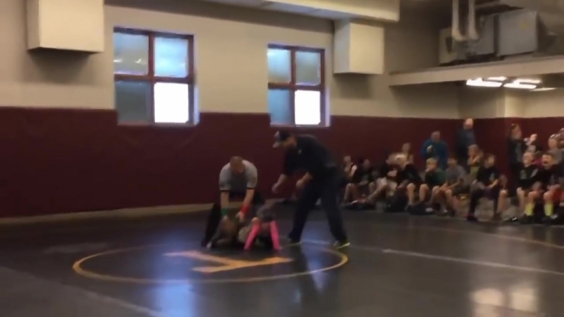 Маленький мальчик заступился за сестру на соревнованиях по борьбе малыш подумал, что ее избивают