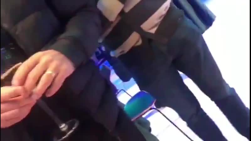 Reed porn video – Mj fan hands reed an mj innocent flyer