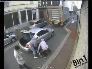 Два мужика пытаются похитить курьера, но прохожий им мешает / two criminals want to set delivery in the trunk of a car to steal