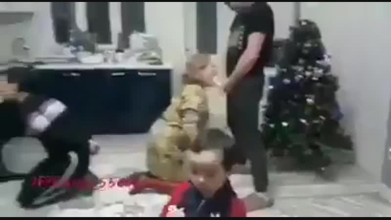 В этой абсолютно адовой вакханалии доставляет то, что рядом бегает ребенок, который поддерживая родителя кричит "мама мама"