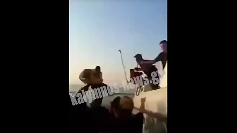 Турецкие пограничники избивают группу беженцев, требуя от них плыть в грецию