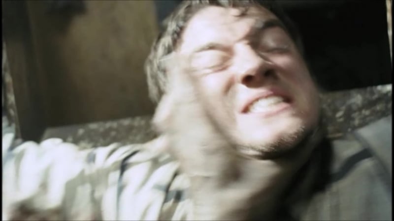 Маньяк вырывает парню глаз "не вижу зла" (2006)