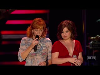 Reba mcentire feat kelly clarkson because of you (live cma 2007)