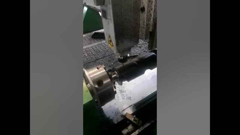 Чпу woodtec hr 1325 изготавливает архимедов винт с переменным шагом на производстве у клиента